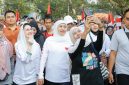 Gubernur Jawa Timur Khofifah Indar Parawansa bersama puluhan ribu masyarakat Jalan Sehat 1 Muharram 1448 H di kawasan Masjid Nasional Al Akbar Surabaya. (foto: Adpim For DigitalJatim)