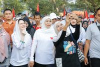 Gubernur Jawa Timur Khofifah Indar Parawansa bersama puluhan ribu masyarakat Jalan Sehat 1 Muharram 1448 H di kawasan Masjid Nasional Al Akbar Surabaya. (foto: Adpim For DigitalJatim)
