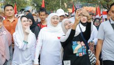 Gubernur Jawa Timur Khofifah Indar Parawansa bersama puluhan ribu masyarakat Jalan Sehat 1 Muharram 1448 H di kawasan Masjid Nasional Al Akbar Surabaya. (foto: Adpim For DigitalJatim)