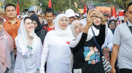 Gubernur Jawa Timur Khofifah Indar Parawansa bersama puluhan ribu masyarakat Jalan Sehat 1 Muharram 1448 H di kawasan Masjid Nasional Al Akbar Surabaya. (foto: Adpim For DigitalJatim)