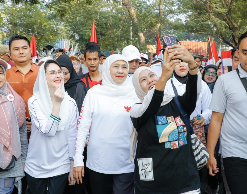 Gubernur Jawa Timur Khofifah Indar Parawansa bersama puluhan ribu masyarakat Jalan Sehat 1 Muharram 1448 H di kawasan Masjid Nasional Al Akbar Surabaya. (foto: Adpim For DigitalJatim)