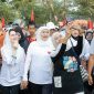 Gubernur Jawa Timur Khofifah Indar Parawansa bersama puluhan ribu masyarakat Jalan Sehat 1 Muharram 1448 H di kawasan Masjid Nasional Al Akbar Surabaya. (foto: Adpim For DigitalJatim)