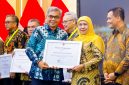 Gubernur Jawa Timur Khofifah Indar Parawansa menerima penghargaan dari Komisi Pemberantasan Korupsi Republik Indonesia (KPK RI) dalam rangkaian Peluncuran Nasional Program E-Learning ASN Berintegritas di Kantor Pusat Lembaga Administrasi Negara (LAN) RI, Jakarta Pusat. (Foto: Adpim For DigitalJatim)