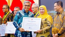 Gubernur Jawa Timur Khofifah Indar Parawansa menerima penghargaan dari Komisi Pemberantasan Korupsi Republik Indonesia (KPK RI) dalam rangkaian Peluncuran Nasional Program E-Learning ASN Berintegritas di Kantor Pusat Lembaga Administrasi Negara (LAN) RI, Jakarta Pusat. (Foto: Adpim For DigitalJatim)