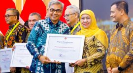 Gubernur Jawa Timur Khofifah Indar Parawansa menerima penghargaan dari Komisi Pemberantasan Korupsi Republik Indonesia (KPK RI) dalam rangkaian Peluncuran Nasional Program E-Learning ASN Berintegritas di Kantor Pusat Lembaga Administrasi Negara (LAN) RI, Jakarta Pusat. (Foto: Adpim For DigitalJatim)