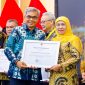 Gubernur Jawa Timur Khofifah Indar Parawansa menerima penghargaan dari Komisi Pemberantasan Korupsi Republik Indonesia (KPK RI) dalam rangkaian Peluncuran Nasional Program E-Learning ASN Berintegritas di Kantor Pusat Lembaga Administrasi Negara (LAN) RI, Jakarta Pusat. (Foto: Adpim For DigitalJatim)