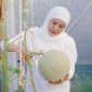 Gubernur Khofifah memanen ratusan buah melon hasil urban farming di kawasan Masjid Nasional Al Akbar Surabaya (MAS). (Foto: Adpim For DigitalJatim)