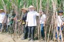 Gubernur Jawa Timur Khofifah Indar Parawansa memimpin kegiatan Panen dan Tanam Tebu Serentak Program Bongkar Ratoon dan Perluasan Areal Tebu Tahun 2026 di Desa Putukrejo, Kecamatan Gondanglegi, Kabupaten Malang. (Foto: Adpim For DigitalJatim)