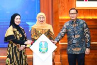 Gubernur Jawa Timur Khofifah Indar Parawansa meluncurkan Komitmen Bersama Program Beasiswa Pendidikan bagi siswa dan Mahasiswa Jawa Timur Tahun 2026 di Gedung Negara Grahadi. (Foto: Adpim For digitalJatim)