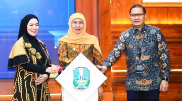 Gubernur Jawa Timur Khofifah Indar Parawansa meluncurkan Komitmen Bersama Program Beasiswa Pendidikan bagi siswa dan Mahasiswa Jawa Timur Tahun 2026 di Gedung Negara Grahadi. (Foto: Adpim For digitalJatim)