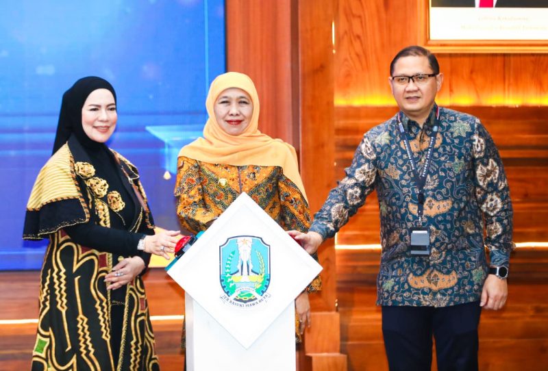 Gubernur Jawa Timur Khofifah Indar Parawansa meluncurkan Komitmen Bersama Program Beasiswa Pendidikan bagi siswa dan Mahasiswa Jawa Timur Tahun 2026 di Gedung Negara Grahadi. (Foto: Adpim For digitalJatim)