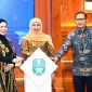 Gubernur Jawa Timur Khofifah Indar Parawansa meluncurkan Komitmen Bersama Program Beasiswa Pendidikan bagi siswa dan Mahasiswa Jawa Timur Tahun 2026 di Gedung Negara Grahadi. (Foto: Adpim For digitalJatim)