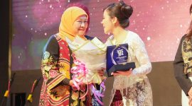 Gubernur Khofifah saat menghadiri Gala Premiere film Jangan Buang Ibu di Pakuwon Mall Surabaya. (Foto: Adpim For DigitalJatim)