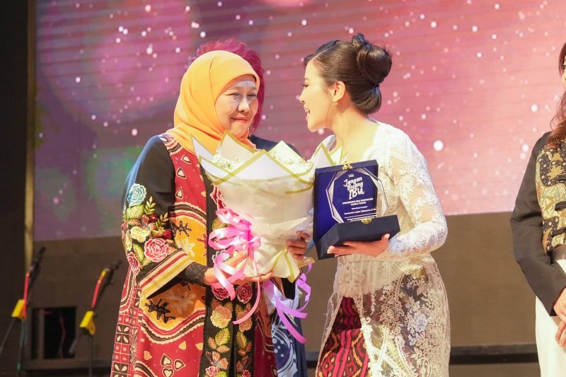 Gubernur Khofifah saat menghadiri Gala Premiere film Jangan Buang Ibu di Pakuwon Mall Surabaya. (Foto: Adpim For DigitalJatim)
