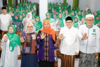 Gubernur Jawa Timur Khofifah Indar Parawansa bersama Menteri Pemberdayaan Perempuan dan Perlindungan Anak (PPPA) Arifah Fauzi menghadiri Rapat Kerja Nasional (Rakernas) Idarah Aliyah Lajnah Wathanah JATMAN (Jamaah Ahlith Thariqah Al Mu’tabarah An Nahdliyyah) di Pondok Pesantren Al Islahiyyah Mayan, Mojo, Kabupaten Kediri. (Foto: Adpim for DigitalJatim)
