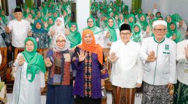 Gubernur Jawa Timur Khofifah Indar Parawansa bersama Menteri Pemberdayaan Perempuan dan Perlindungan Anak (PPPA) Arifah Fauzi menghadiri Rapat Kerja Nasional (Rakernas) Idarah Aliyah Lajnah Wathanah JATMAN (Jamaah Ahlith Thariqah Al Mu’tabarah An Nahdliyyah) di Pondok Pesantren Al Islahiyyah Mayan, Mojo, Kabupaten Kediri. (Foto: Adpim for DigitalJatim)