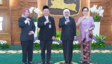 Gubernur Jawa Timur Khofifah Indar Parawansa mengukuhkan Hasoloan Manalu sebagai Kepala Perwakilan Badan Pengawasan Keuangan dan Pembangunan (BPKP) Provinsi Jawa Timur di Gedung Negara Grahadi, Surabaya. (Foto: Adpim For DigitalJatim)