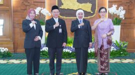 Gubernur Jawa Timur Khofifah Indar Parawansa mengukuhkan Hasoloan Manalu sebagai Kepala Perwakilan Badan Pengawasan Keuangan dan Pembangunan (BPKP) Provinsi Jawa Timur di Gedung Negara Grahadi, Surabaya. (Foto: Adpim For DigitalJatim)