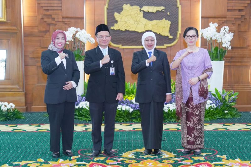 Gubernur Jawa Timur Khofifah Indar Parawansa mengukuhkan Hasoloan Manalu sebagai Kepala Perwakilan Badan Pengawasan Keuangan dan Pembangunan (BPKP) Provinsi Jawa Timur di Gedung Negara Grahadi, Surabaya. (Foto: Adpim For DigitalJatim)