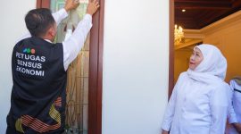 Gubernur Jawa Timur Khofifah Indar Parawansa menunjukkan komitmennya dalam mendukung pelaksanaan Sensus Ekonomi 2026 dengan mengikuti pendataan yang dilakukan Badan Pusat Statistik (BPS) Provinsi Jawa Timur di kediamannya di Jemursari, Surabaya. (Foto: Adpim For DigitalJatim)