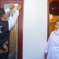 Gubernur Jawa Timur Khofifah Indar Parawansa menunjukkan komitmennya dalam mendukung pelaksanaan Sensus Ekonomi 2026 dengan mengikuti pendataan yang dilakukan Badan Pusat Statistik (BPS) Provinsi Jawa Timur di kediamannya di Jemursari, Surabaya. (Foto: Adpim For DigitalJatim)