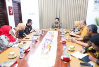 Wagub Emil saat menerima Lembaga Inkubator Bisnis PMI di Kediaman Surabaya. (Foto: Adpim For DigitalJatim)