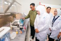 Gubernur Khofifah saat meninjau BBIB Singosari, Kabupaten Malang. (Foto: Adpim For Digitaljatim)