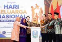 Gubernur Jawa Timur Khofifah Indar Parawansa bersama Menteri Pemberdayaan Perempuan dan Perlindungan Anak (PPPA) RI Arifatul Choiri Fauzi meluncurkan Pendampingan dan Layanan Terintegrasi bagi Keluarga Aparatur Sipil Negara (PELITA ASN) bertepatan dengan peringatan Hari Keluarga Nasional (Harganas) Ke-33 di Graha Menur, RSD Prof. dr. Moeljono Provinsi Jawa Timur, Surabaya. (Foto: Adpim For DigitalJatim)