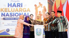 Gubernur Jawa Timur Khofifah Indar Parawansa bersama Menteri Pemberdayaan Perempuan dan Perlindungan Anak (PPPA) RI Arifatul Choiri Fauzi meluncurkan Pendampingan dan Layanan Terintegrasi bagi Keluarga Aparatur Sipil Negara (PELITA ASN) bertepatan dengan peringatan Hari Keluarga Nasional (Harganas) Ke-33 di Graha Menur, RSD Prof. dr. Moeljono Provinsi Jawa Timur, Surabaya. (Foto: Adpim For DigitalJatim)