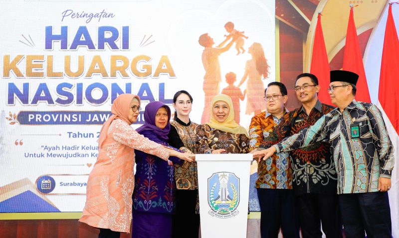 Gubernur Jawa Timur Khofifah Indar Parawansa bersama Menteri Pemberdayaan Perempuan dan Perlindungan Anak (PPPA) RI Arifatul Choiri Fauzi meluncurkan Pendampingan dan Layanan Terintegrasi bagi Keluarga Aparatur Sipil Negara (PELITA ASN) bertepatan dengan peringatan Hari Keluarga Nasional (Harganas) Ke-33 di Graha Menur, RSD Prof. dr. Moeljono Provinsi Jawa Timur, Surabaya. (Foto: Adpim For DigitalJatim)