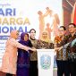 Gubernur Jawa Timur Khofifah Indar Parawansa bersama Menteri Pemberdayaan Perempuan dan Perlindungan Anak (PPPA) RI Arifatul Choiri Fauzi meluncurkan Pendampingan dan Layanan Terintegrasi bagi Keluarga Aparatur Sipil Negara (PELITA ASN) bertepatan dengan peringatan Hari Keluarga Nasional (Harganas) Ke-33 di Graha Menur, RSD Prof. dr. Moeljono Provinsi Jawa Timur, Surabaya. (Foto: Adpim For DigitalJatim)
