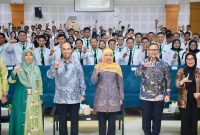 Gubernur Jawa Timur Khofifah Indar Parawansa bersama ratusan peserta Pelatihan Dasar (Latsar) Calon Pegawai Negeri Sipil (CPNS) Angkatan LVI, LVII, LVIII, dan LIX Tahun 2026 di Pusat Pembelajaran dan Strategi Kebijakan Manajemen Pemerintahan (Pusjar SKMP) Lembaga Administrasi Negara (LAN) RI, Makassar. (Foto: Adpim for DigitalJatim)