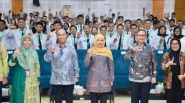 Gubernur Jawa Timur Khofifah Indar Parawansa bersama ratusan peserta Pelatihan Dasar (Latsar) Calon Pegawai Negeri Sipil (CPNS) Angkatan LVI, LVII, LVIII, dan LIX Tahun 2026 di Pusat Pembelajaran dan Strategi Kebijakan Manajemen Pemerintahan (Pusjar SKMP) Lembaga Administrasi Negara (LAN) RI, Makassar. (Foto: Adpim for DigitalJatim)