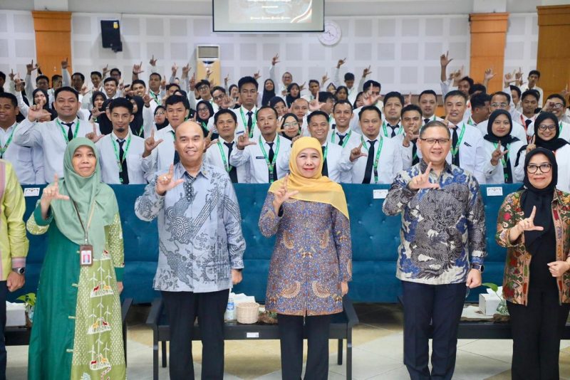 Gubernur Jawa Timur Khofifah Indar Parawansa bersama ratusan peserta Pelatihan Dasar (Latsar) Calon Pegawai Negeri Sipil (CPNS) Angkatan LVI, LVII, LVIII, dan LIX Tahun 2026 di Pusat Pembelajaran dan Strategi Kebijakan Manajemen Pemerintahan (Pusjar SKMP) Lembaga Administrasi Negara (LAN) RI, Makassar. (Foto: Adpim for DigitalJatim)