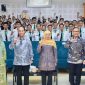 Gubernur Jawa Timur Khofifah Indar Parawansa bersama ratusan peserta Pelatihan Dasar (Latsar) Calon Pegawai Negeri Sipil (CPNS) Angkatan LVI, LVII, LVIII, dan LIX Tahun 2026 di Pusat Pembelajaran dan Strategi Kebijakan Manajemen Pemerintahan (Pusjar SKMP) Lembaga Administrasi Negara (LAN) RI, Makassar. (Foto: Adpim for DigitalJatim)