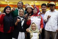 Ketua Komisi E DPRD Jawa Timur Sri Untari bersama para anggota Koalisi Disabilitas Jawa Timur. (foto: Istimewa)