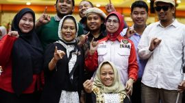Ketua Komisi E DPRD Jawa Timur Sri Untari bersama para anggota Koalisi Disabilitas Jawa Timur. (foto: Istimewa)