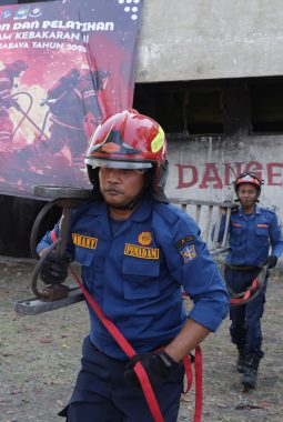 Pemkot Surabaya Perkuat SDM Damkar, Lahirkan Personel Bersertifikat untuk Situasi Darurat Kompleks