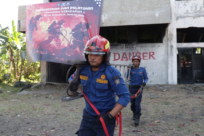 Pemkot Surabaya Perkuat SDM Damkar, Lahirkan Personel Bersertifikat untuk Situasi Darurat Kompleks. (Foto: Humas Pemkot)