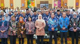 Gubernur Khofifah menghadiri penutupan Pelatihan Kepemimpinan Nasional (PKN) Tingkat II Angkatan II Tahun 2026 yang diselenggarakan Badan Pengembangan Sumber Daya Manusia (BPSDM) Provinsi Jawa Timur di Aula BPSDM Jatim, Surabaya. (Foto : Adpim For DigitalJatim)
