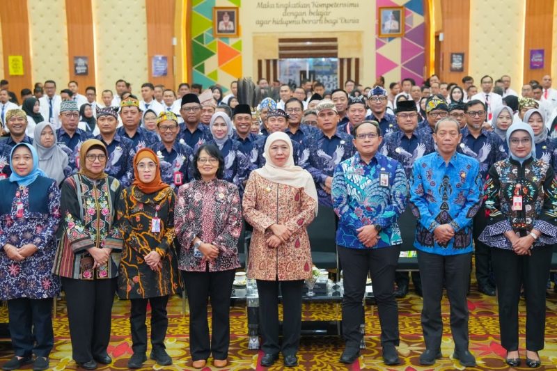 Gubernur Khofifah menghadiri penutupan Pelatihan Kepemimpinan Nasional (PKN) Tingkat II Angkatan II Tahun 2026 yang diselenggarakan Badan Pengembangan Sumber Daya Manusia (BPSDM) Provinsi Jawa Timur di Aula BPSDM Jatim, Surabaya. (Foto : Adpim For DigitalJatim)