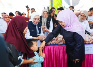 Gubernur Khofifah Perkuat Pengendalian Inflasi Lewat Pasar Murah dan Dorong UMKM di Desa Bulukandang Pasuruan