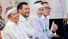 Gubernur Jawa Timur Khofifah Indar Parawansa menghadiri langsung peluncuran mandatori Biodiesel B50 oleh Presiden Republik Indonesia Prabowo Subianto di SPBU 34.413.40 Rest Area KM 57A Tol Jakarta - Cikampek Karawang. (Dok. Adpim For DigitalJatim)