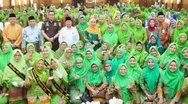 Ketua Umum Dewan Pembina Pimpinan Pusat (PP) Muslimat NU Khofifah Indar Parawansa menghadiri rangkaian Harlah ke-80 PW Muslimat NU  Provinsi Riau yang diselenggarakan  di Menara Dang Merdu Bank Riau Kepri Syariah, Pekanbaru. (dok. Adpim For DigitalJatim)