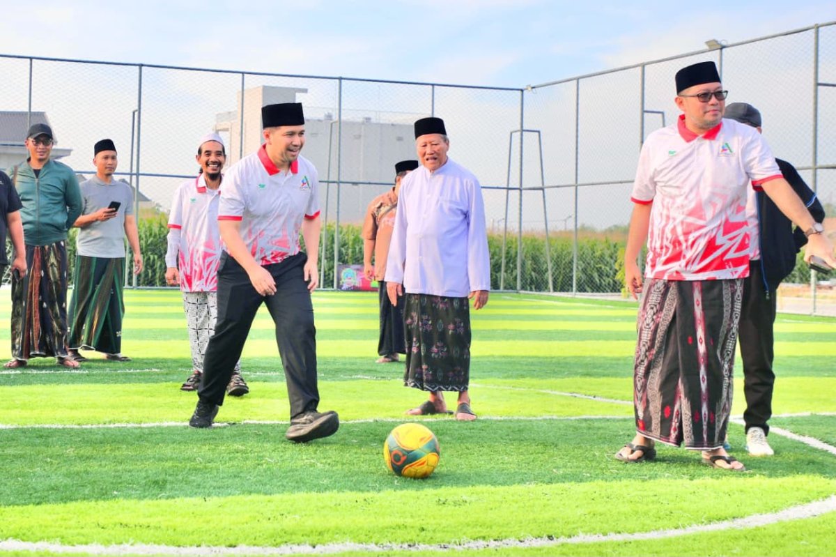 Wakil Gubernur Jawa Timur Emil Elestianto Dardak membuka Fun Match Mini Soccer ASPARAGUS Se-Jawa Timur di Lapangan Mini Soccer Lembaga Pendidikan Islam Asy-Syarif, Desa Brangkal, Kecamatan Sooko, Kabupaten Mojokerto. (Dok. Humas Pemprov)