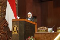 Gubernur Jawa Timur Khofifah Indar Parawansa sampaikan pendapat akhir gubernur dalam sidang paripurna DPRD Jawa Timur. (dok. Istimewa)