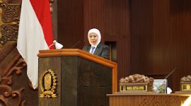 Gubernur Jawa Timur Khofifah Indar Parawansa sampaikan pendapat akhir gubernur dalam sidang paripurna DPRD Jawa Timur. (dok. Istimewa)