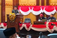 Juru Bicara Fraksi Demokrat - NasDem DPRD Sidoarjo, Muh. Zakaria Dimas Pratama, saat menyampaikan pandangan umum fraksi terhadap Rancangan Peraturan Daerah (Raperda) tentang Pertanggungjawaban Pelaksanaan APBD Tahun Anggaran 2025 dalam rapat paripurna DPRD Sidoarjo. (Foto: Istimewa)