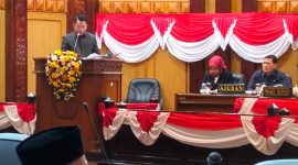 Juru Bicara Fraksi Demokrat - NasDem DPRD Sidoarjo, Muh. Zakaria Dimas Pratama, saat menyampaikan pandangan umum fraksi terhadap Rancangan Peraturan Daerah (Raperda) tentang Pertanggungjawaban Pelaksanaan APBD Tahun Anggaran 2025 dalam rapat paripurna DPRD Sidoarjo. (Foto: Istimewa)