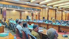 Komisi A dan Komisi C DPRD Kabupaten Sidoarjo menggelar hearing terkait perselisihan antara warga dengan Bengkel CV. Multi Triloka Cemerlang di Ruang Paripurna DPRD Sidoarjo. (Dok. Istimewa)